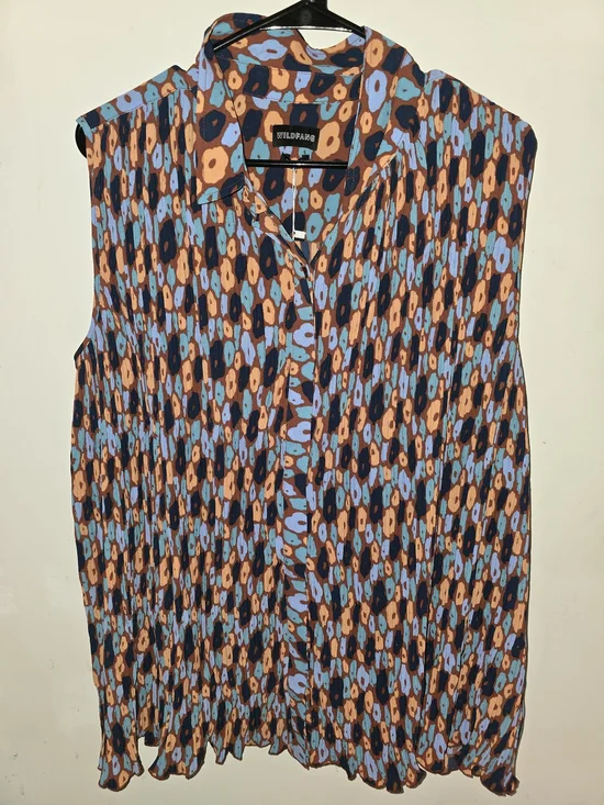 Wildfang Sleeveless Printed Button-Up Top in Blue & Tan - Picture 2 of 6